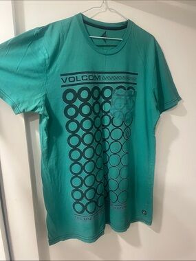 XL Y2K Volcom Men's T Graphic Tee with Pocket